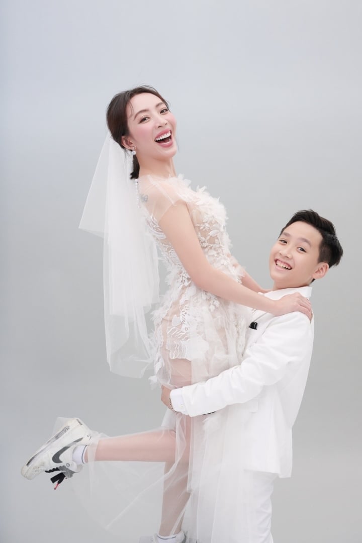 Vợ chồng Thu Trang - Tiến Luật chụp ảnh cưới cùng quý tử điển trai - Ảnh 8.