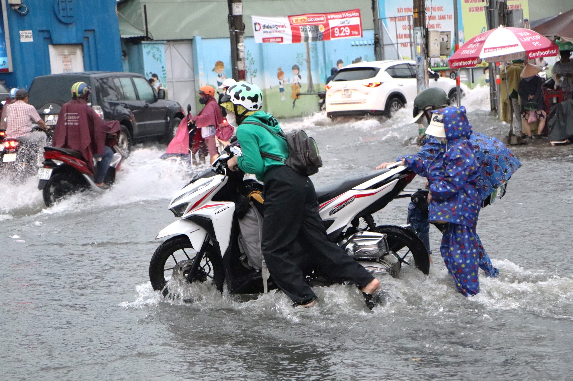 TP HCM: Mưa lớn, hàng loạt tuyến đường nuốt nửa xe máy - Ảnh 6.