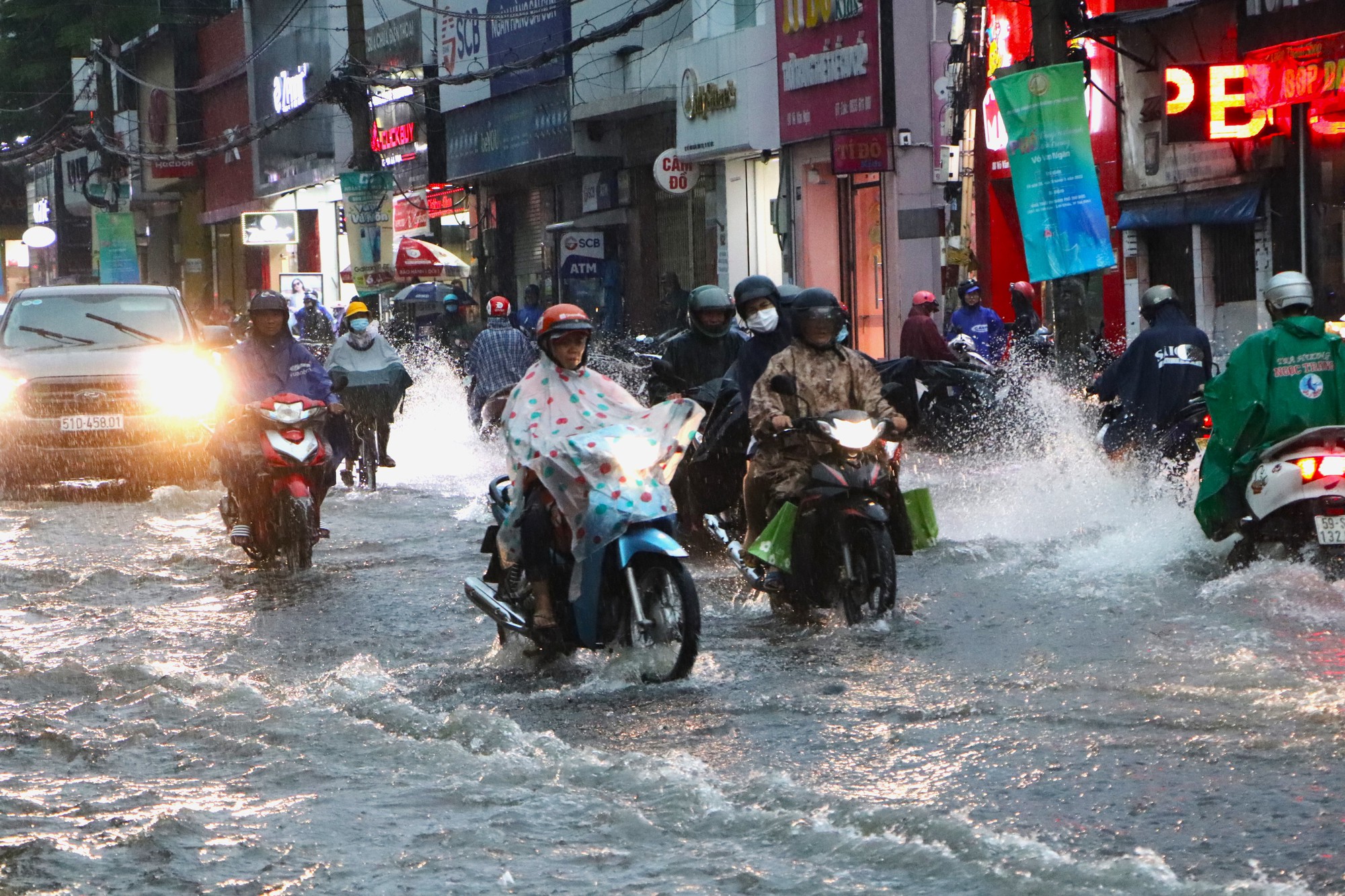 TP HCM: Mưa lớn, hàng loạt tuyến đường nuốt nửa xe máy - Ảnh 8.