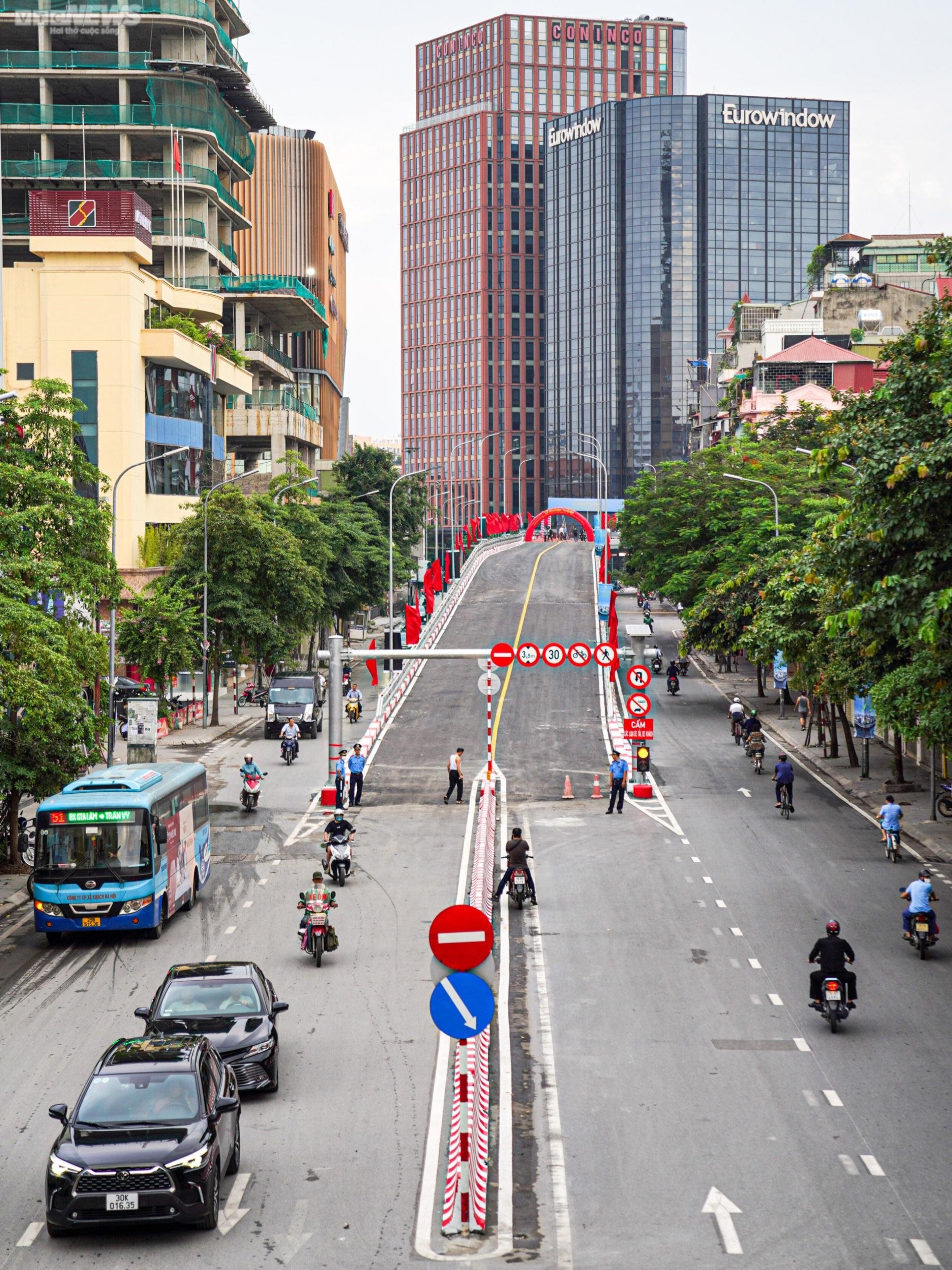 Thông xe cầu vượt chữ C đầu tiên ở Hà Nội - Ảnh 13.