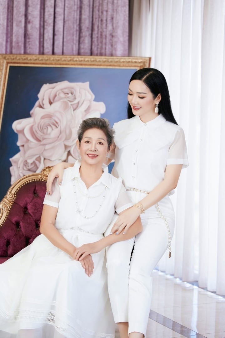 Hoa hậu Đền Hùng khoe mẹ ruột U80 vẫn trẻ trung, sành điệu, từng là hoa khôi Nhạc viện - Ảnh 6.