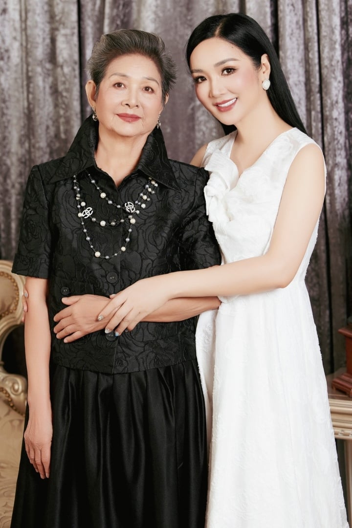 Hoa hậu Đền Hùng khoe mẹ ruột U80 vẫn trẻ trung, sành điệu, từng là hoa khôi Nhạc viện - Ảnh 2.