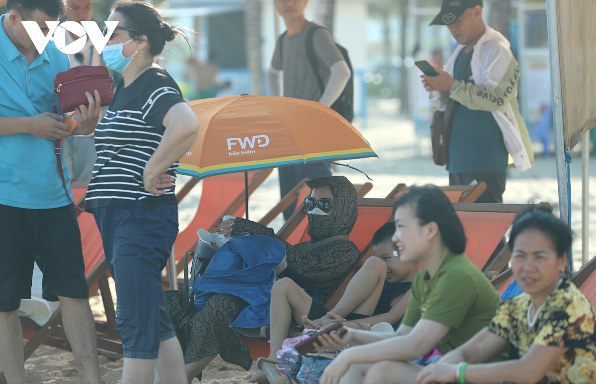 Người dân Quảng Ninh đổ xô mua máy phát điện, ra bãi biển tránh nóng - Ảnh 14.