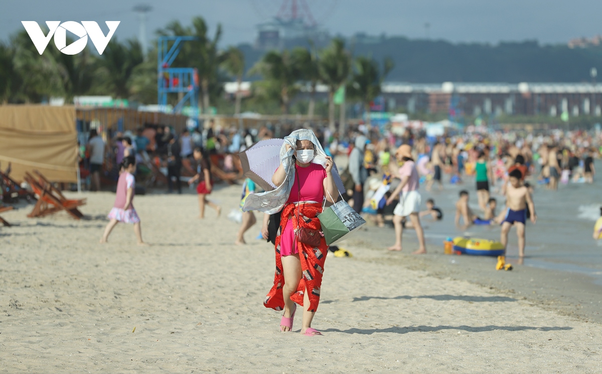 Người dân Quảng Ninh đổ xô mua máy phát điện, ra bãi biển tránh nóng - Ảnh 16.