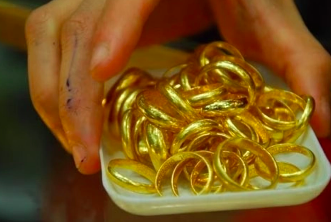 Gi&aacute; v&agrave;ng nhẫn tr&ograve;n trơn bất ngờ lao dốc - Ảnh 1.