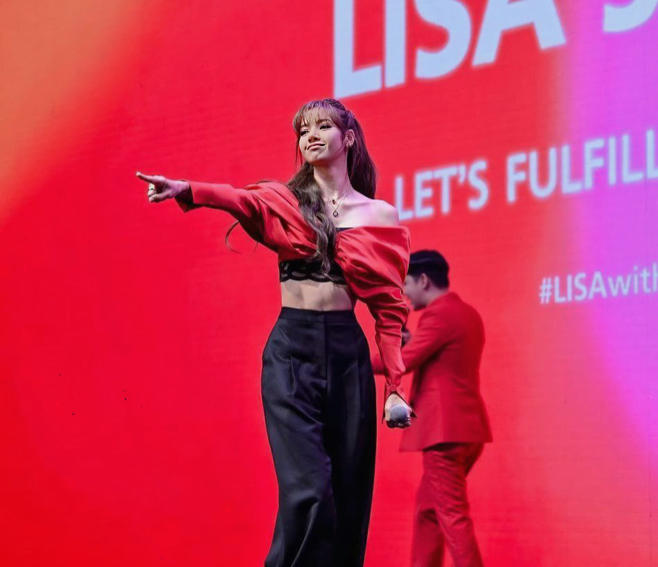 Đẳng cấp Lisa BlackPink phá đồ Công Trí - Ảnh 1.