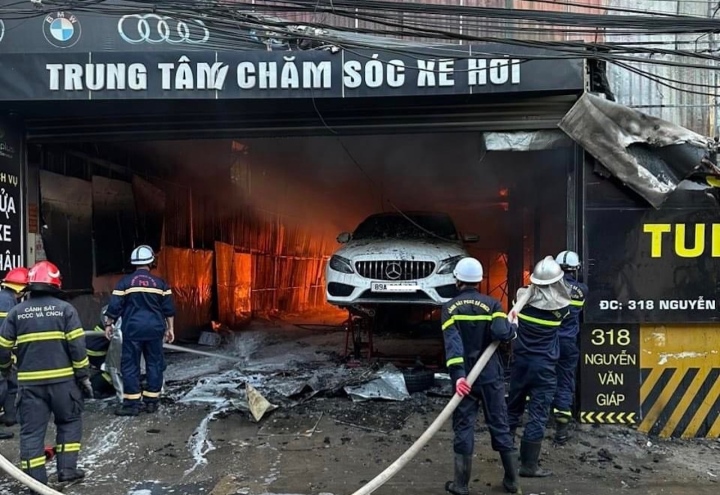 Hà Nội: Gara ô tô bốc cháy, xe Mercedes bị thiêu rụi - Ảnh 2.