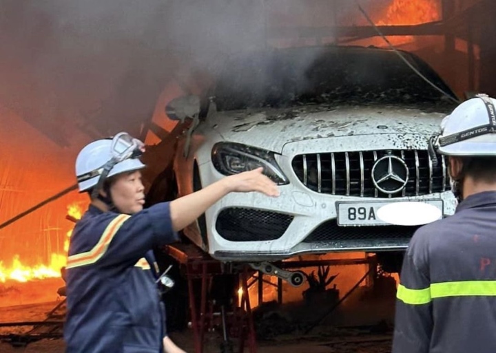Hà Nội: Gara ô tô bốc cháy, xe Mercedes bị thiêu rụi - Ảnh 3.