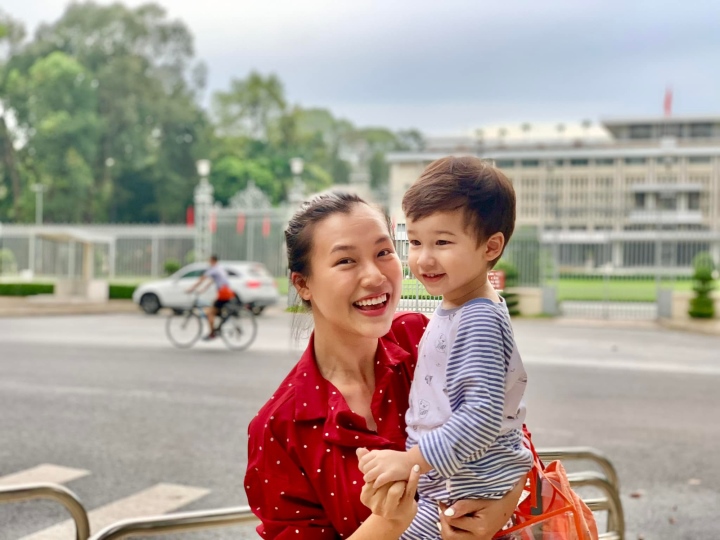 MC Hoàng Oanh: 'Tôi là một người mẹ đơn thân vui vẻ và hạnh phúc' - Ảnh 2.