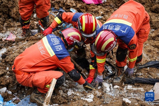 19 người thiệt mạng trong vụ lở núi ở Tứ Xuyên, Trung Quốc - Ảnh 3.