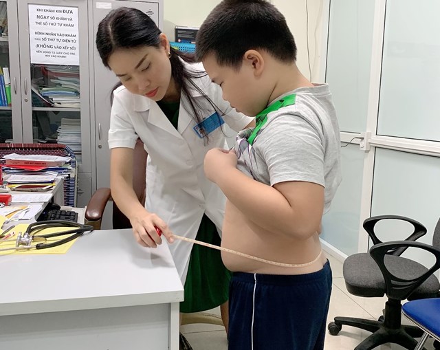 Nghỉ h&egrave;, tr&aacute;nh nguy cơ b&eacute;o ph&igrave; ở trẻ - Ảnh 1.