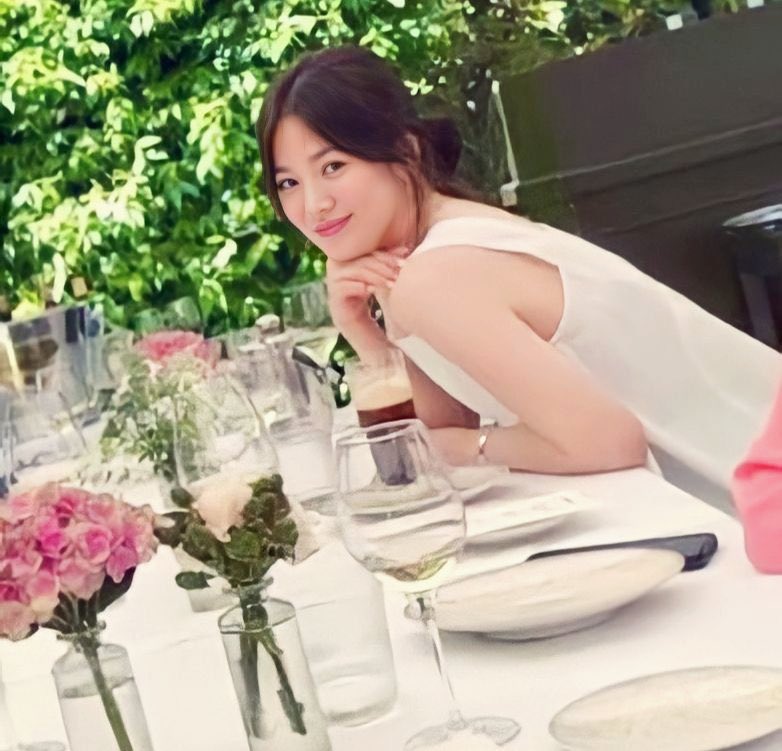 Song Hye Kyo cực xinh trong hình ảnh chất lượng thấp, ăn vận đơn giản vẫn nổi bật  - Ảnh 1.