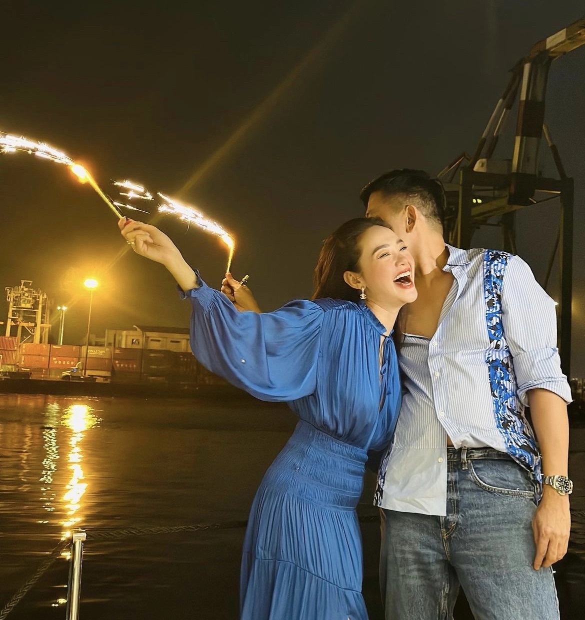 Sao nữ kết hôn sau 6 năm hẹn hò bí mật với chồng doanh nhân hơn 10 tuổi, cuộc sống hiện ra sao? - Ảnh 1. Sao nữ kết hôn sau 6 năm hẹn hò bí mật với chồng doanh nhân hơn 10 tuổi, cuộc sống hiện ra sao? - Ảnh 1.