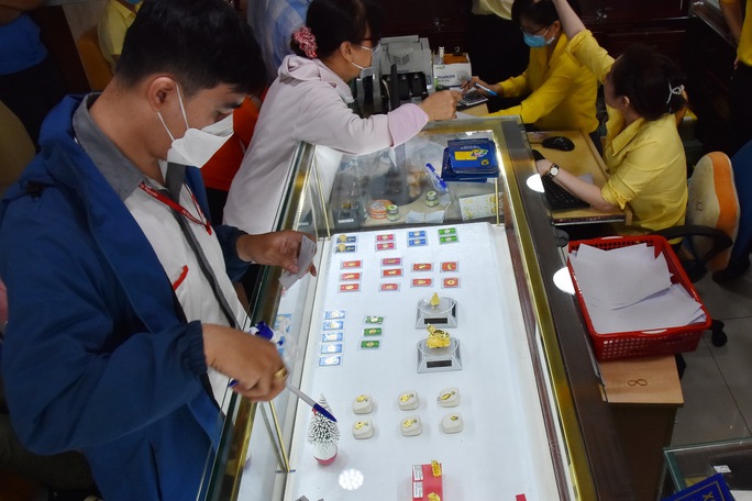 Gi&aacute; v&agrave;ng h&ocirc;m nay 6-6: Tăng thẳng đứng - Ảnh 1.