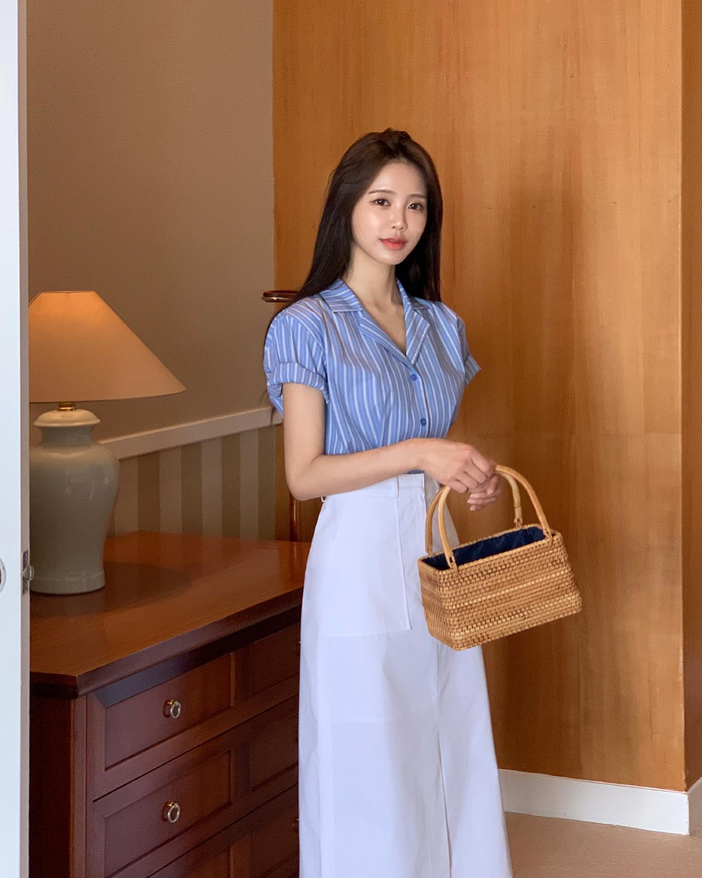 10 cách diện áo blouse và chân váy thanh lịch, nữ tính - Ảnh 3.