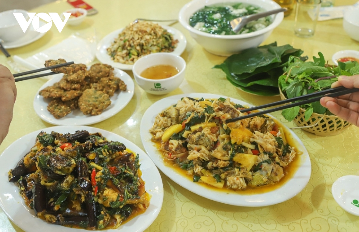 Độc lạ món ăn “10 chân 4 mắt” ở Quảng Ninh - Ảnh 2.