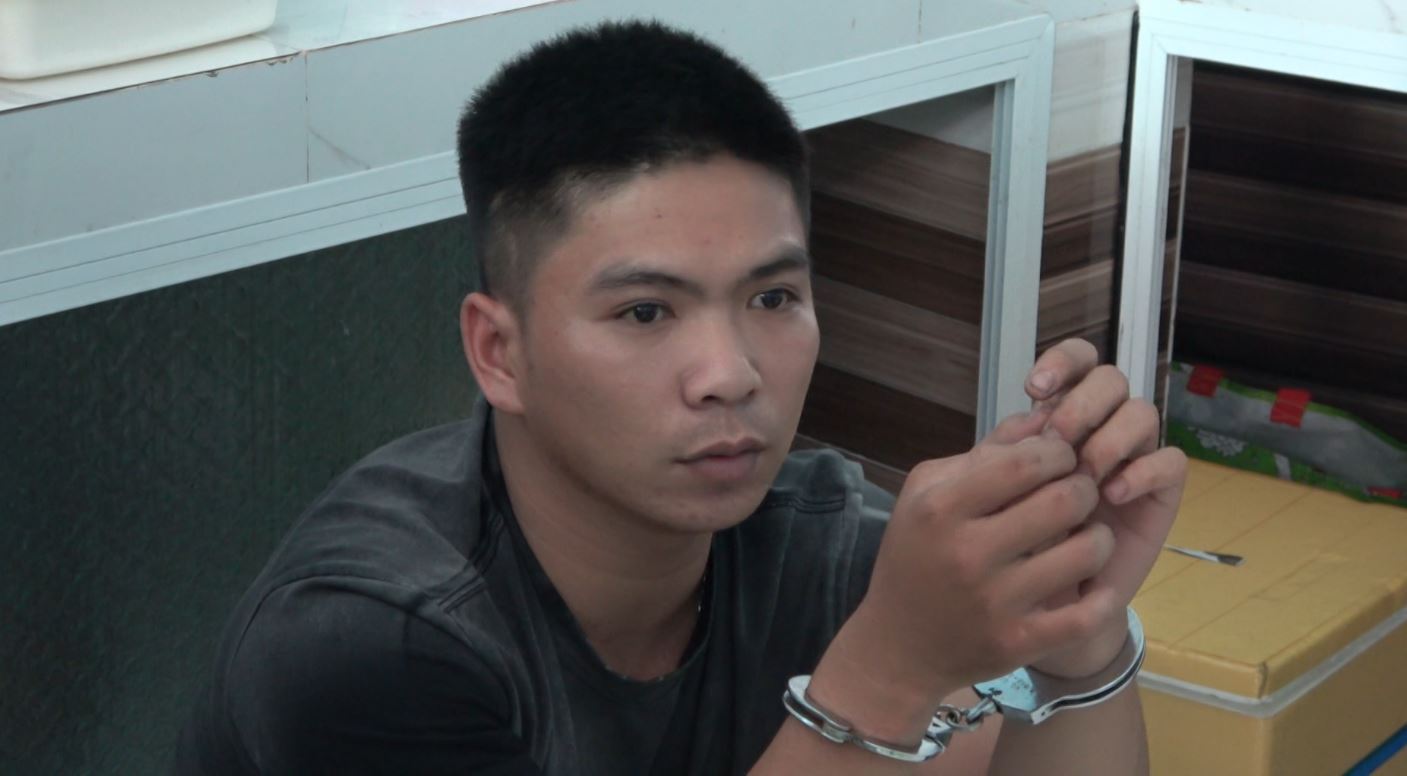 CLIP: Bắt khẩn cấp 2 thanh ni&ecirc;n khiến nhiều phụ nữ ở Tiền Giang khiếp sợ - Ảnh 3.