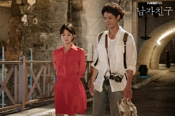Style diện váy mùa hè trẻ trung của Song Hye Kyo - Ảnh 5.
