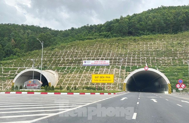 Hầm trên cao tốc Mai Sơn - QL45 tối om vì cắt điện luân phiên - Ảnh 2.