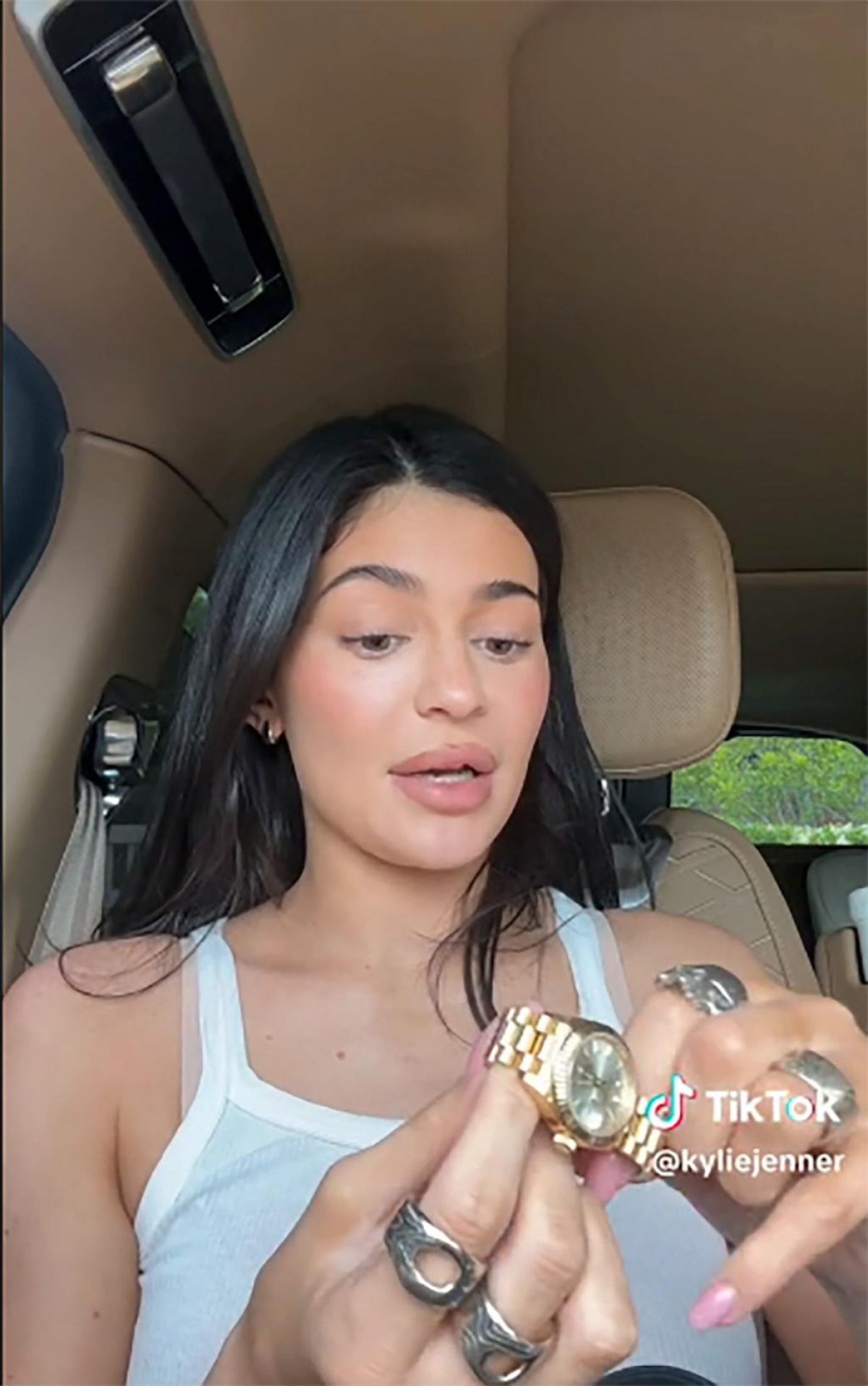 Con gái 5 tuổi của Kylie Jenner đeo đồng hồ Rolex gần 1 tỷ đồng - Ảnh 1.