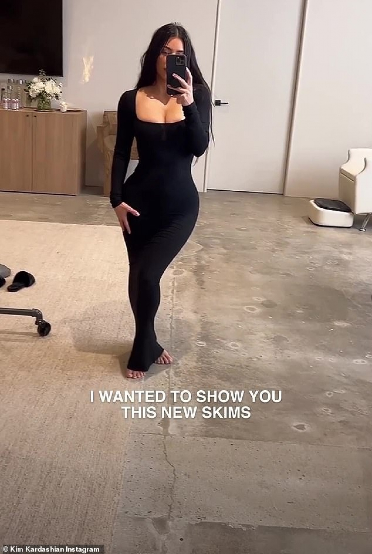 Kim Kardashian khoe đường cong nóng bỏng trong chiếc váy mới của SKIMS - Ảnh 1.