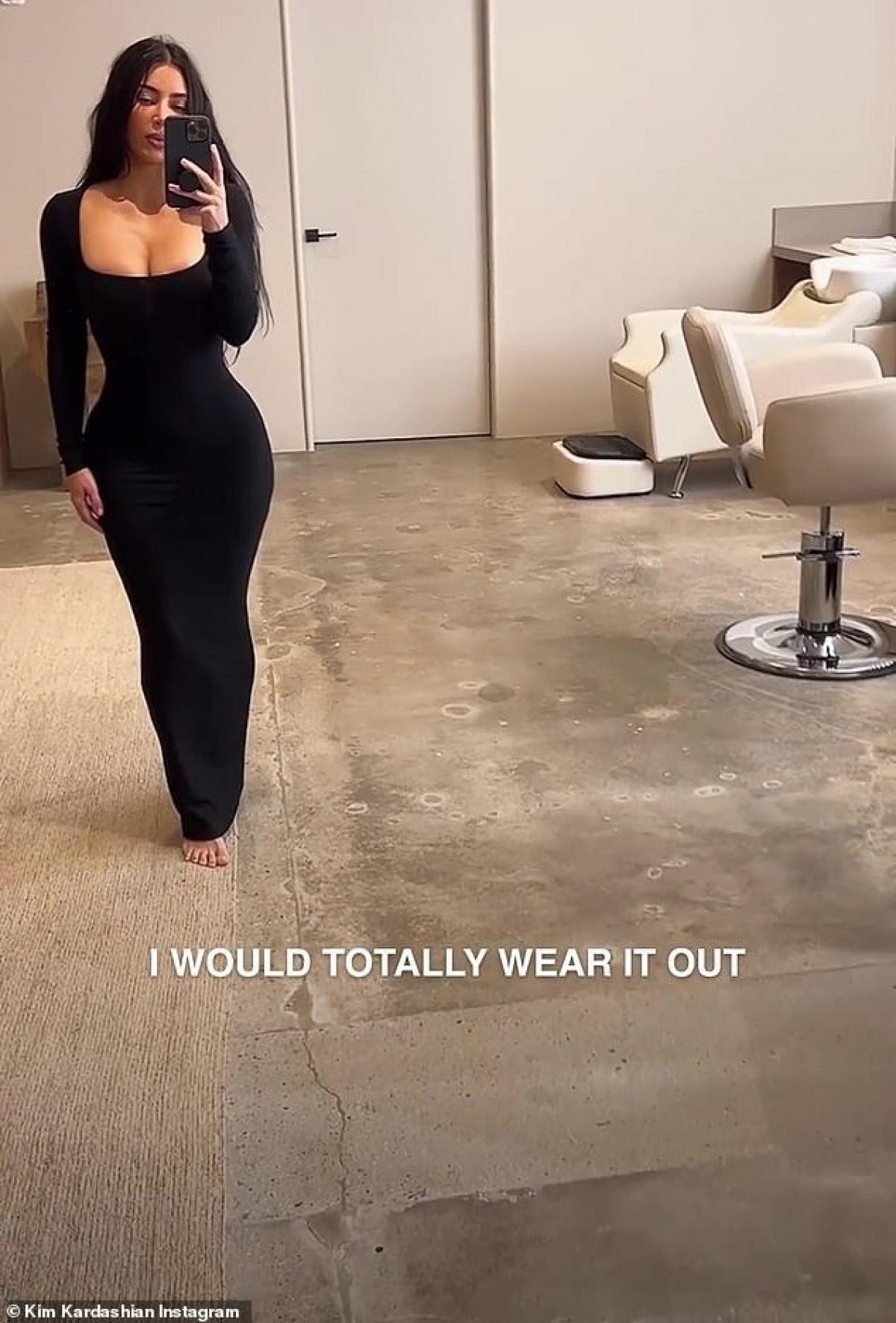 Kim Kardashian khoe đường cong nóng bỏng trong chiếc váy mới của SKIMS - Ảnh 4.