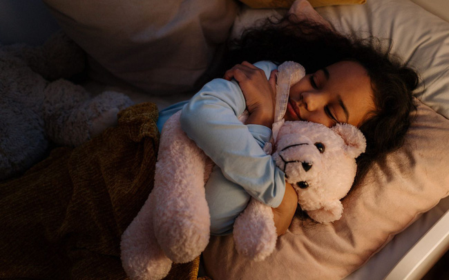 Tầm quan trọng của việc trẻ ngủ đúng giờ và đủ giấc - Ảnh 1.