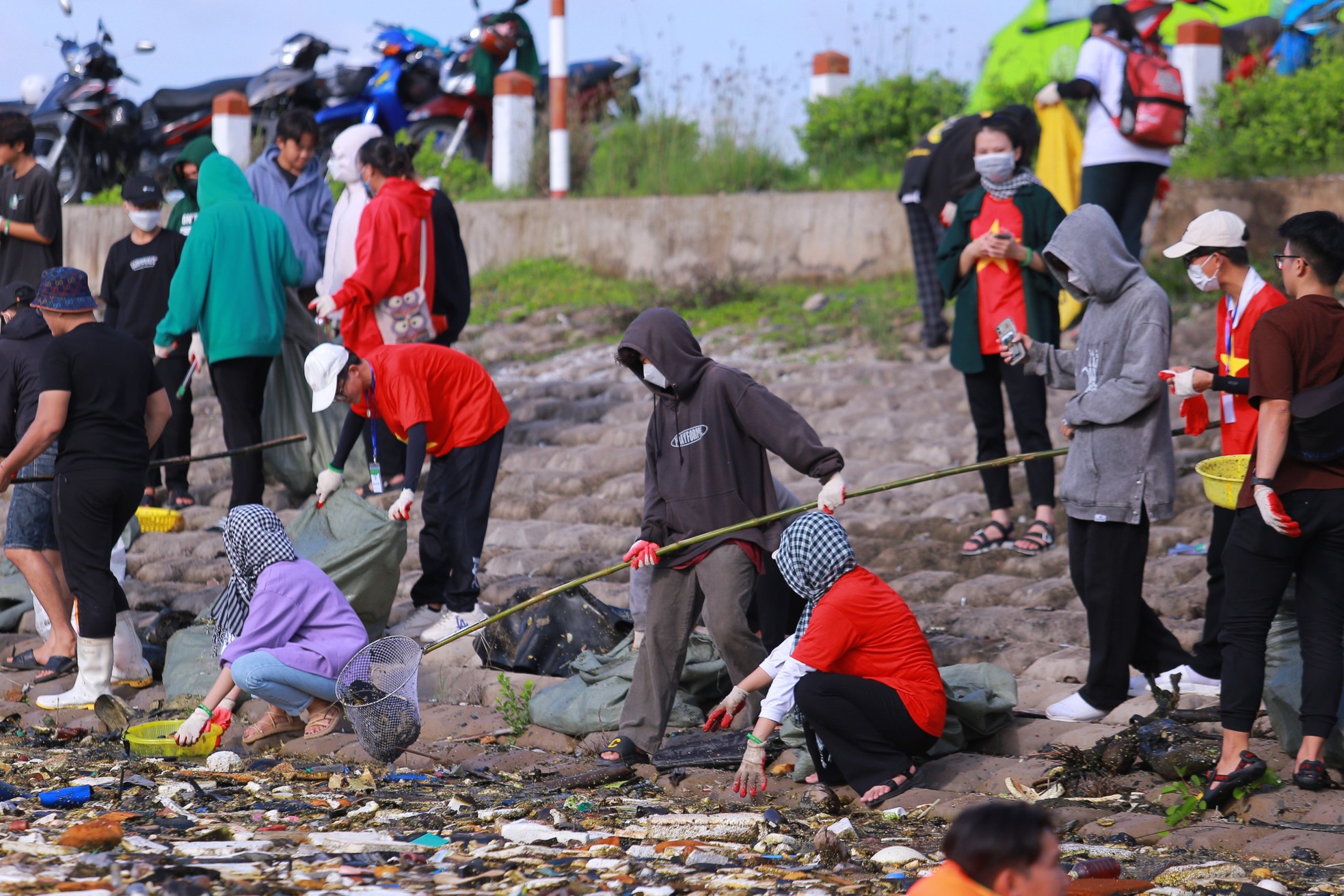 Nhóm bạn trẻ ngâm mình vớt hàng tấn rác bên bờ biển - Ảnh 2.