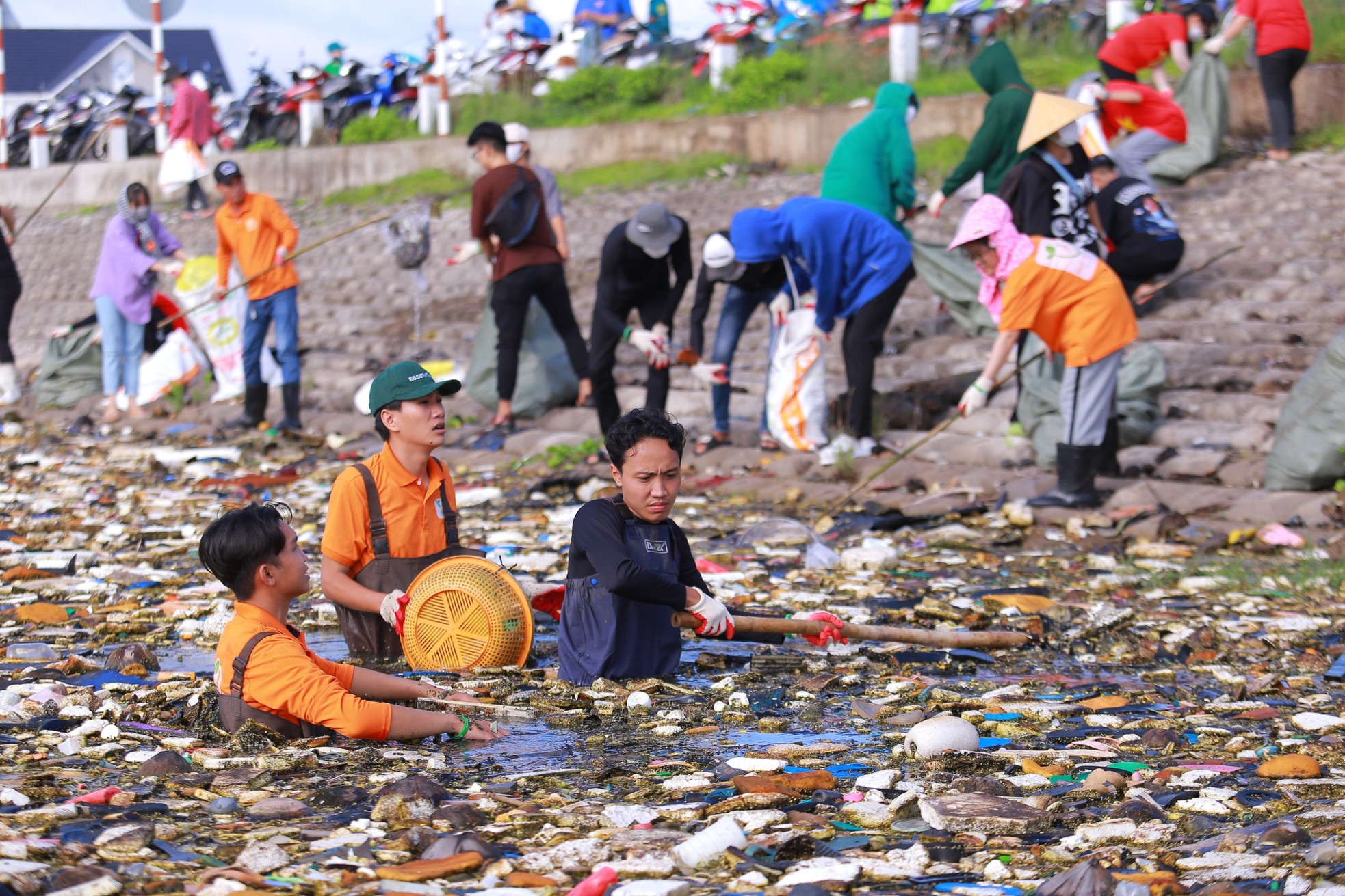 Nhóm bạn trẻ ngâm mình vớt hàng tấn rác bên bờ biển - Ảnh 1.