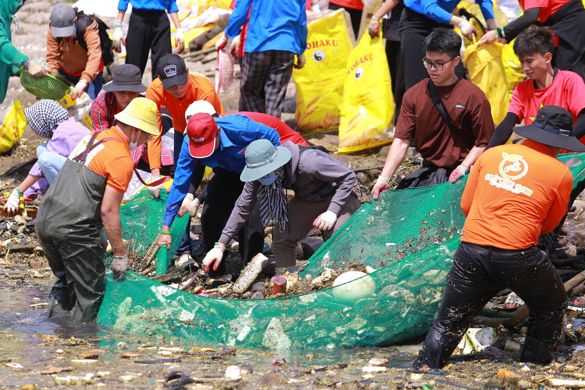 Nhóm bạn trẻ ngâm mình vớt hàng tấn rác bên bờ biển - Ảnh 5.