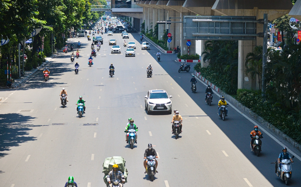 Hà Nội nắng nóng gia tăng kéo dài dịp cuối tuần, thời tiết oi bức đến đêm - Ảnh 1.