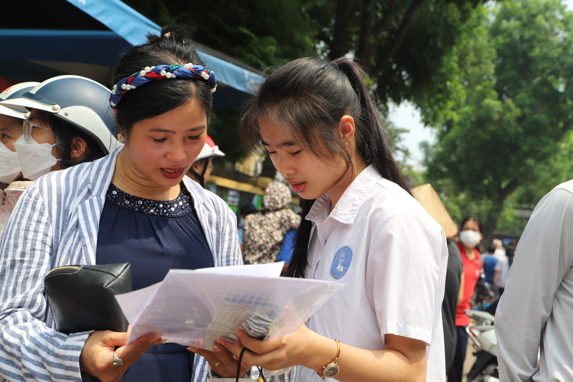 Biết điểm thi vào 10, nhiều phụ huynh cuống cuồng nộp hồ sơ vào trường ngoài công lập cho con - Ảnh 2.