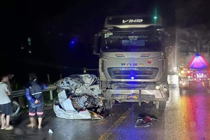 Ô tô con bị "vò nát" sau cú tông trực diện xe đầu kéo - Ảnh 2. Ô tô con bị "vò nát" sau cú tông trực diện xe đầu kéo - Ảnh 2.