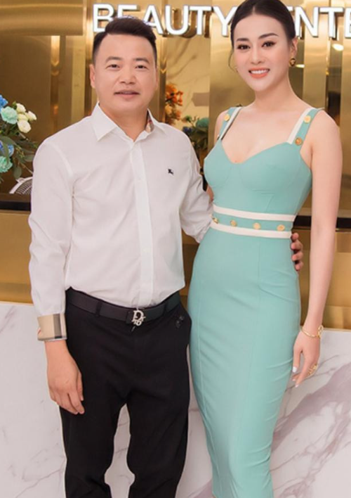 Shark Bình và Phương Oanh lộ diện sau màn cầu hôn gây sốt, vẫn giữ hành động quen thuộc? - Ảnh 4. Shark Bình và Phương Oanh lộ diện sau màn cầu hôn gây sốt, vẫn giữ hành động quen thuộc? - Ảnh 4.