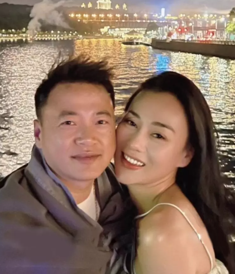 Shark Bình và Phương Oanh lộ diện sau màn cầu hôn gây sốt, vẫn giữ hành động quen thuộc? - Ảnh 5. Shark Bình và Phương Oanh lộ diện sau màn cầu hôn gây sốt, vẫn giữ hành động quen thuộc? - Ảnh 5.