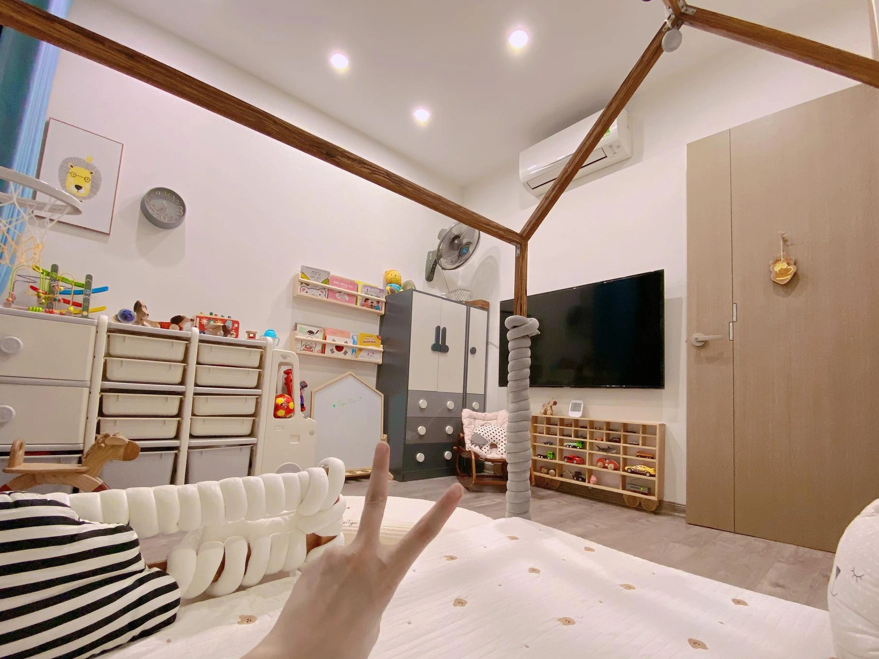 Với diện t&iacute;ch chỉ 10m2, ba mẹ tự tay thiết kế cho con căn ph&ograve;ng mơ ước xinh xắn lại đầy đủ c&ocirc;ng năng - Ảnh 9.