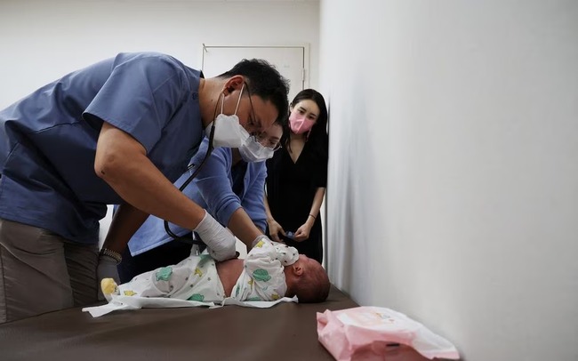 Tỷ lệ sinh thấp, khoa nhi tại các bệnh viện ở Hàn Quốc khủng hoảng - Ảnh 1.