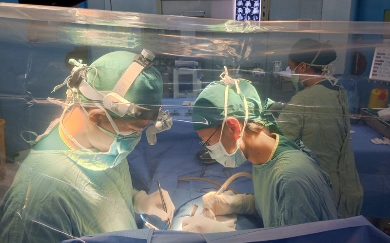 Phẫu thuật cứu bé trai mắc căn bệnh lần đầu ghi nhận tại Việt Nam - Ảnh 1.