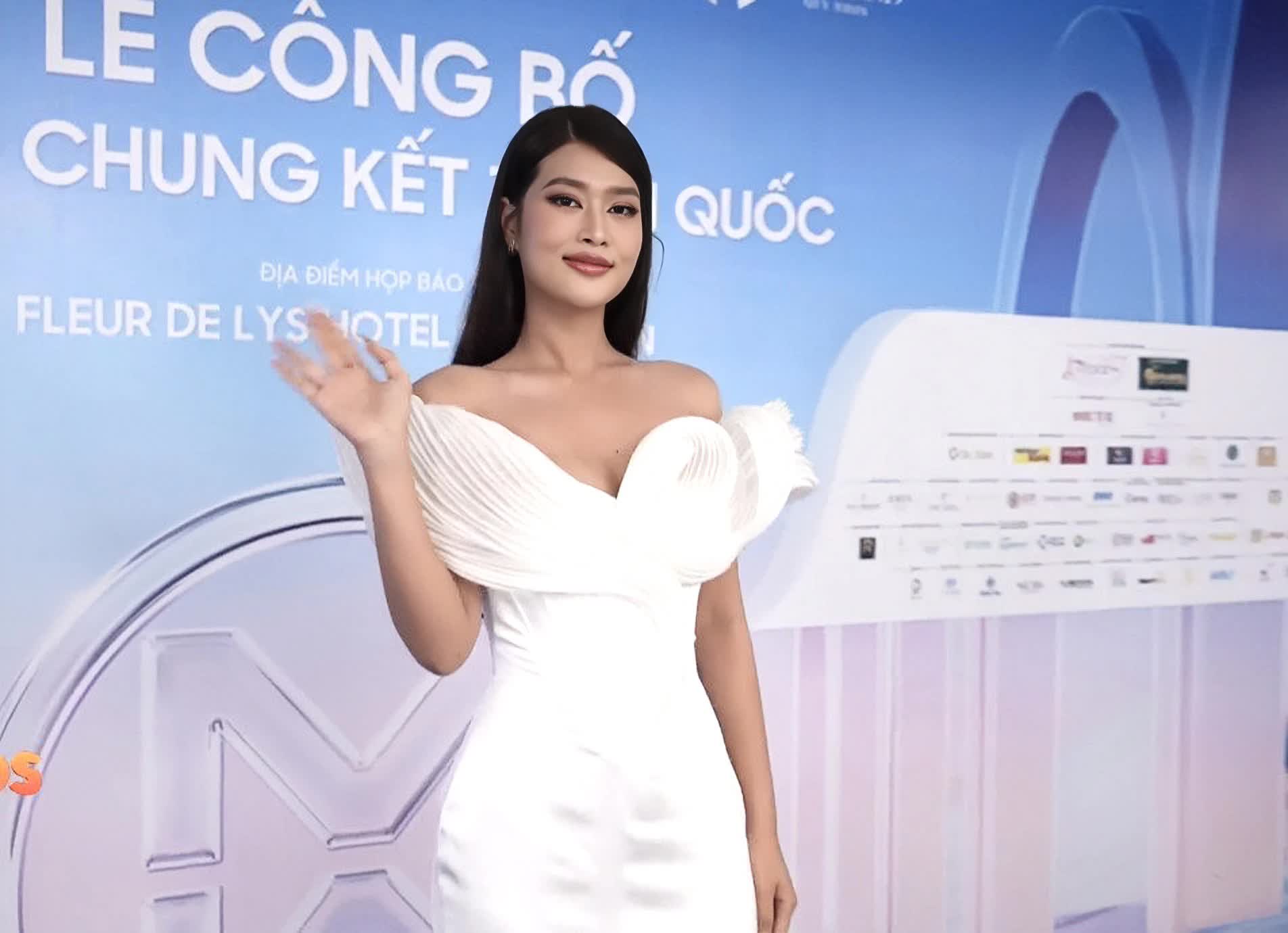 Thảm đỏ lễ công bố vòng chung kết Miss World Vietnam 2023: Màn đọ sắc của Thanh Thủy - Tiểu Vy gây chú ý - Ảnh 4.