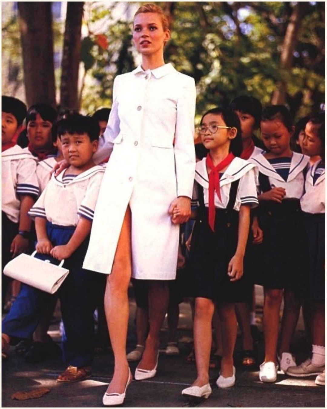 Bộ ảnh chụp tại Việt Nam vào năm 1996 của siêu mẫu &quot;Big 6&quot; Kate Moss bỗng nhiên viral trở lại trên mạng xã hội - Ảnh 7.