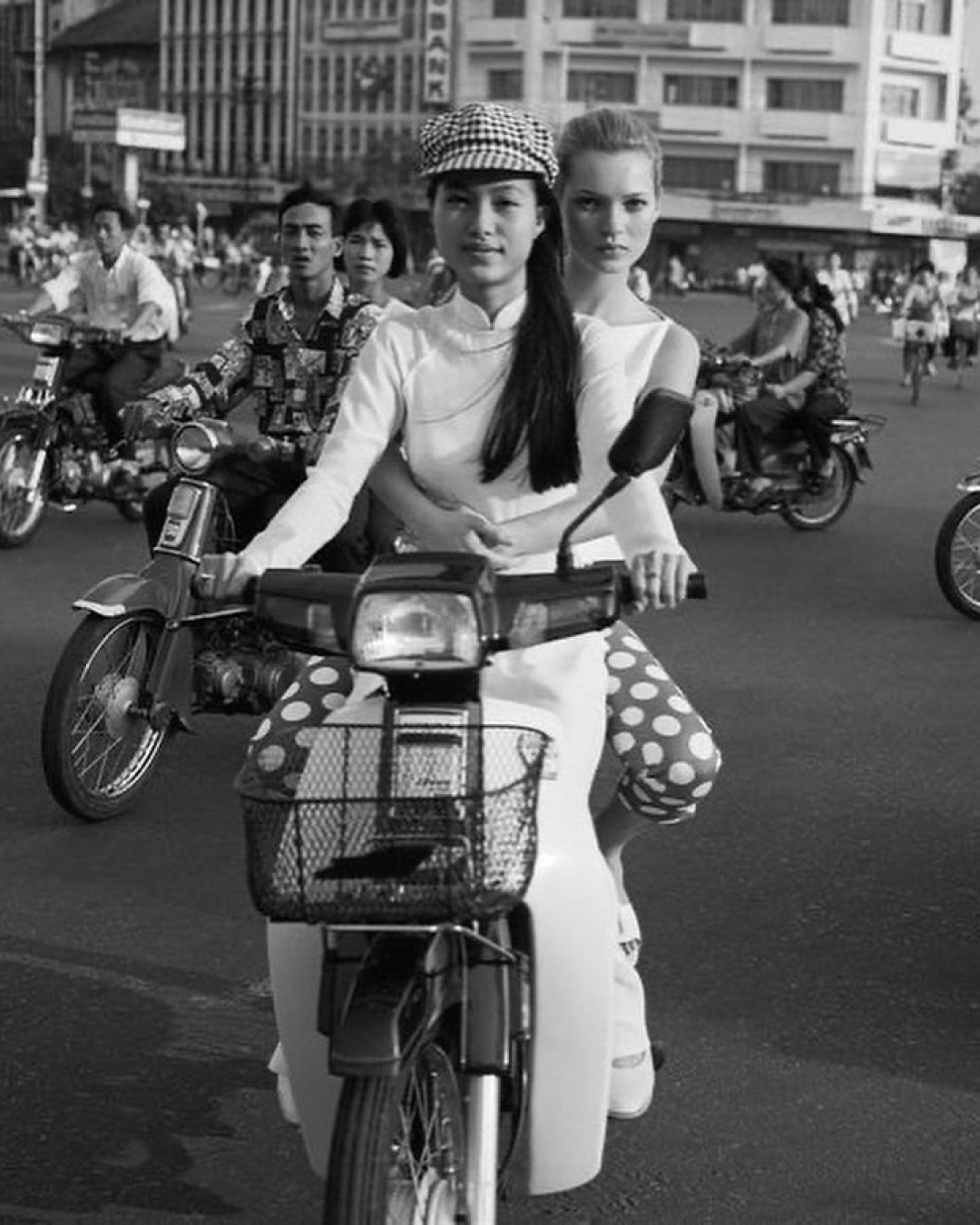 Bộ ảnh chụp tại Việt Nam vào năm 1996 của siêu mẫu &quot;Big 6&quot; Kate Moss bỗng nhiên viral trở lại trên mạng xã hội - Ảnh 4.