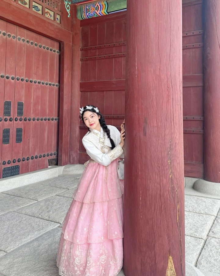 Con gái Quyền Linh diện hanbok, khoe sắc ngọt lịm ở Hàn Quốc - Ảnh 1.