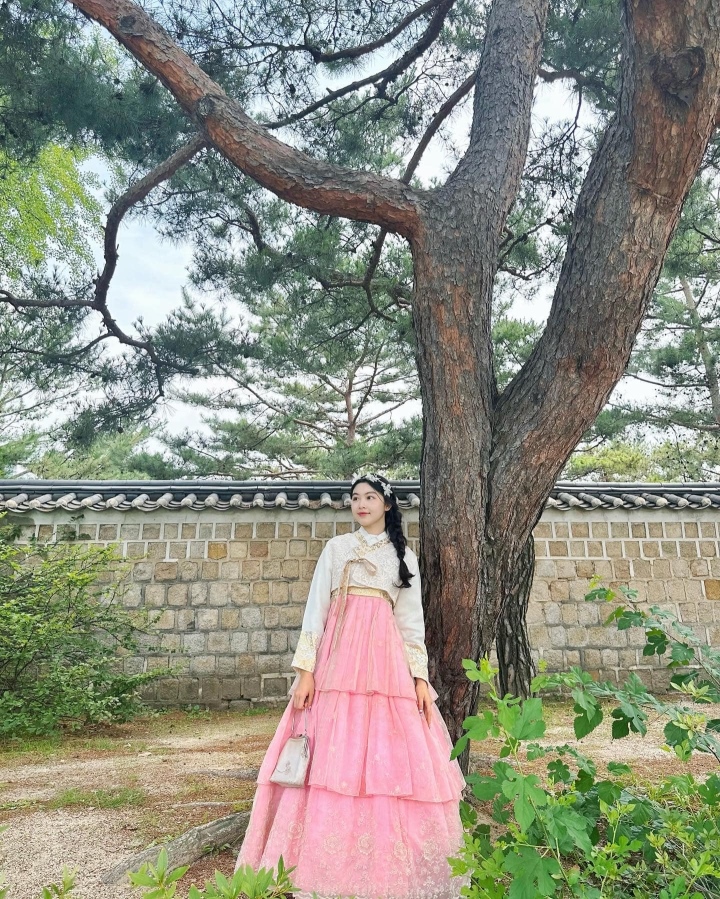 Con gái Quyền Linh diện hanbok, khoe sắc ngọt lịm ở Hàn Quốc - Ảnh 4.