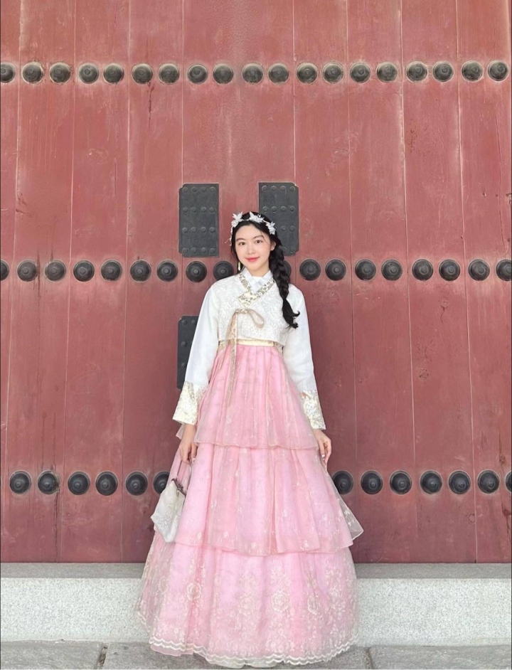 Con gái Quyền Linh diện hanbok, khoe sắc ngọt lịm ở Hàn Quốc - Ảnh 2.
