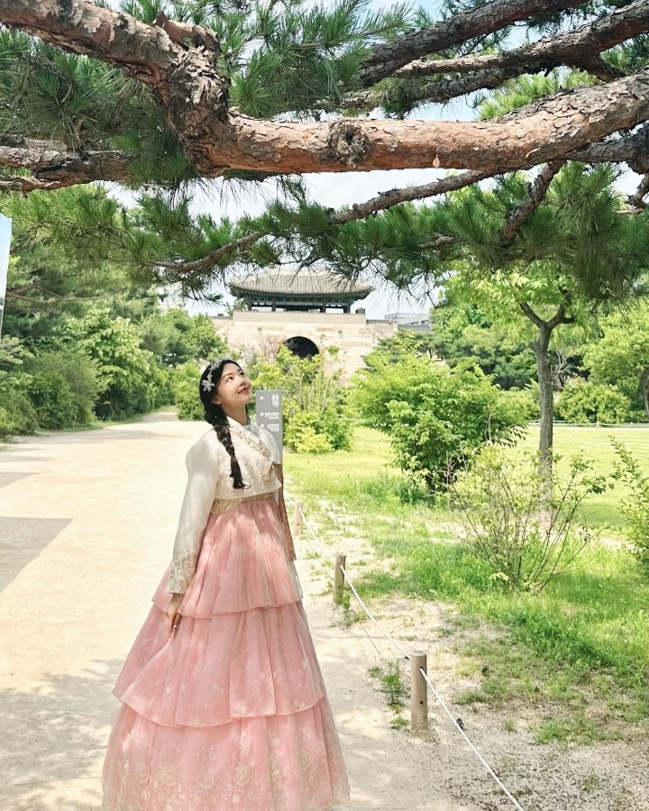 Con gái Quyền Linh diện hanbok, khoe sắc ngọt lịm ở Hàn Quốc - Ảnh 3.