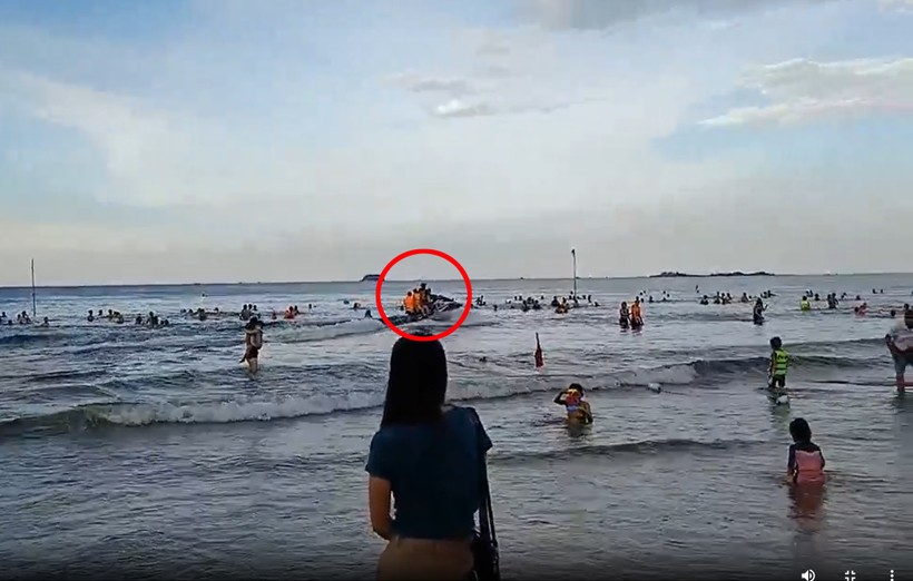 Mô tô nước không phép "quấy rối" du khách tắm biển Thiên Cầm - Ảnh 1. Mô tô nước không phép "quấy rối" du khách tắm biển Thiên Cầm - Ảnh 1.