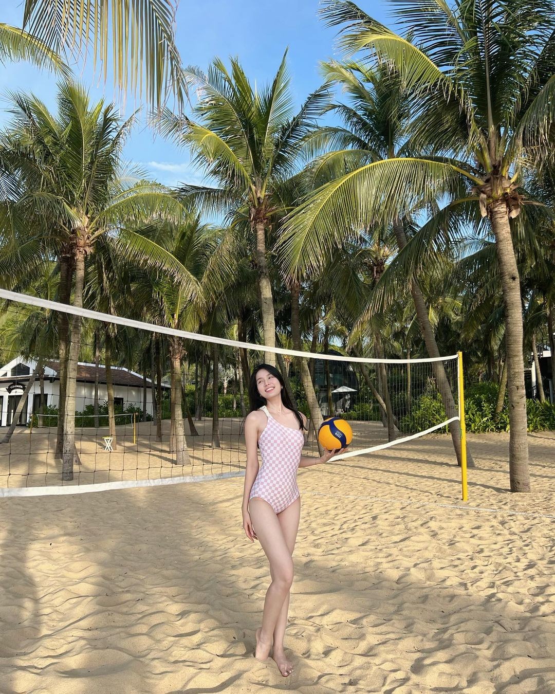 Lương Thùy Linh, Doãn Hải My khoe dáng với bikini - Ảnh 13.