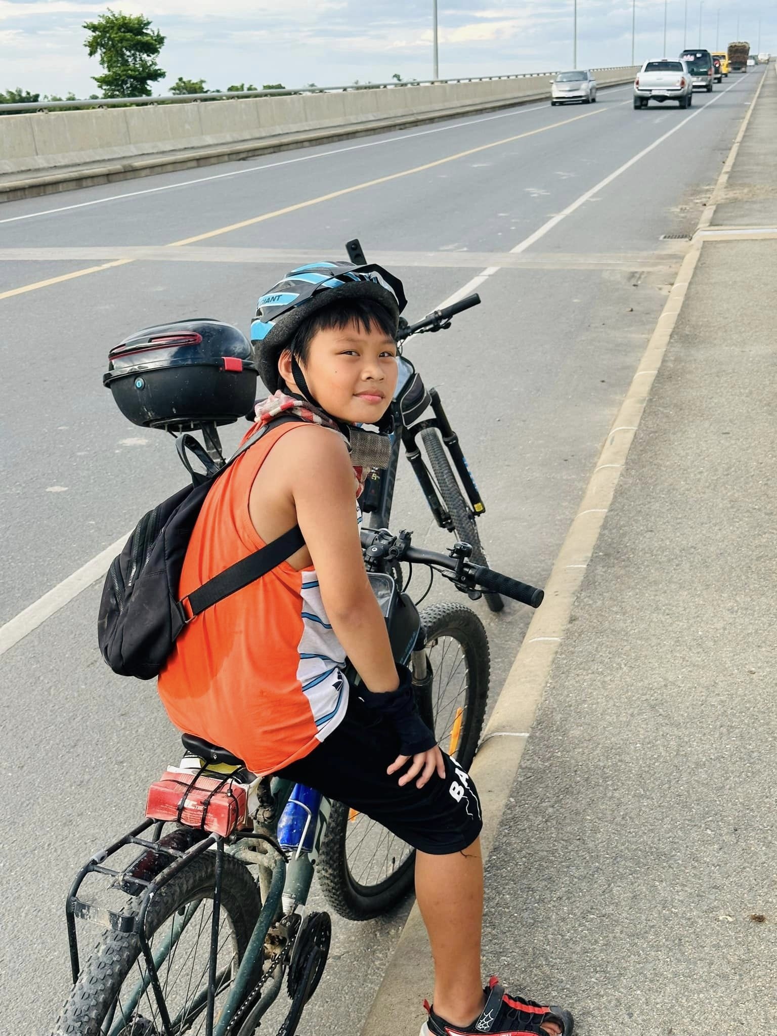 Cậu bé 10 tuổi và hành trình 30 ngày đạp xe qua 4 thủ đô - Ảnh 2.