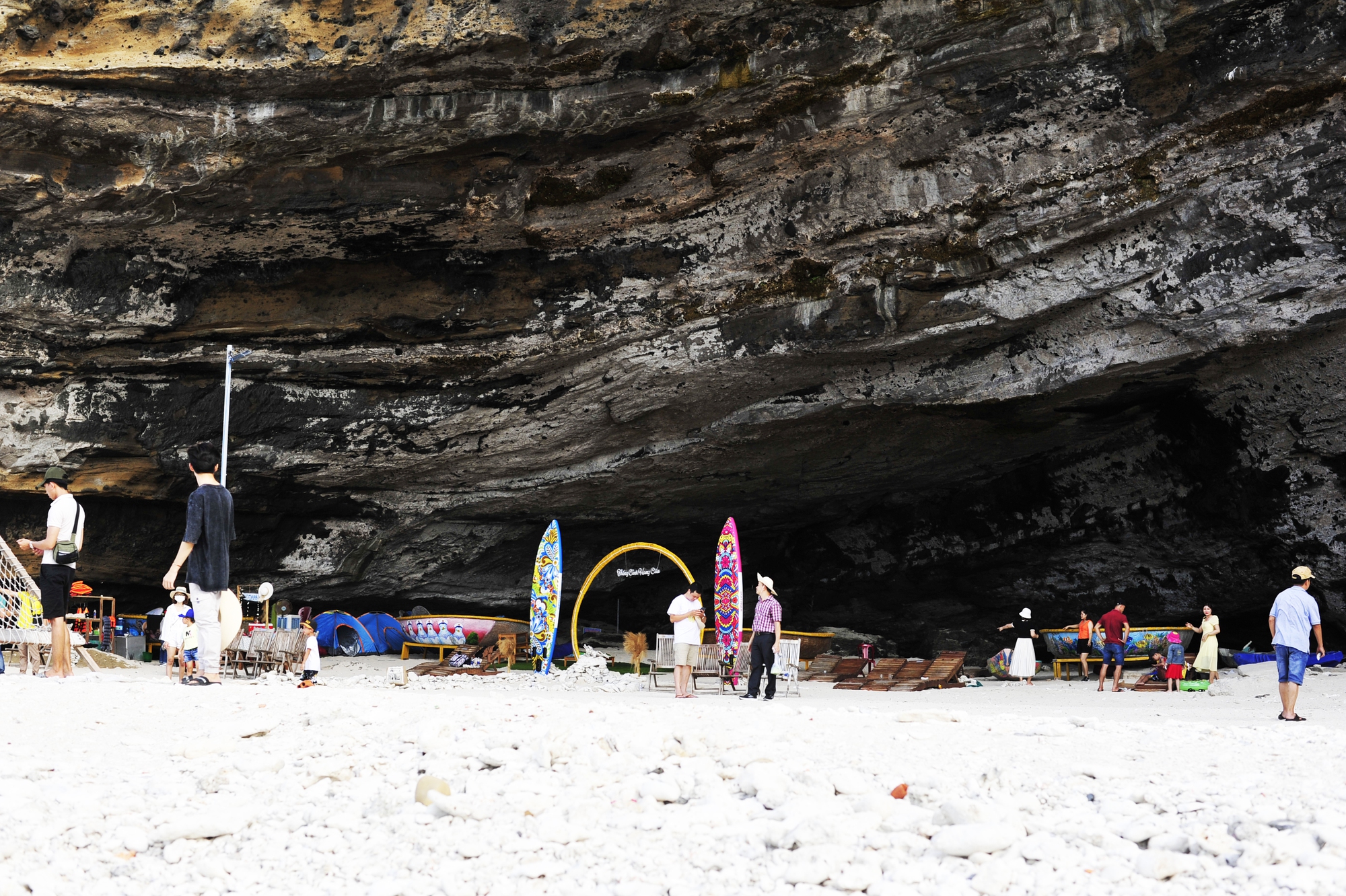 Ở dưới chân núi, ẩn mình vào bờ đá kì vĩ, khổng lồ chiếc hang được người dân gọ là Hang Câu. Hiện nay người dân địa phương đang mở rộng làm khu du lịch sinh thái.