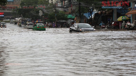 Đà Lạt lại ngập nhiều khu vực sau trận mưa lớn - Ảnh 2.